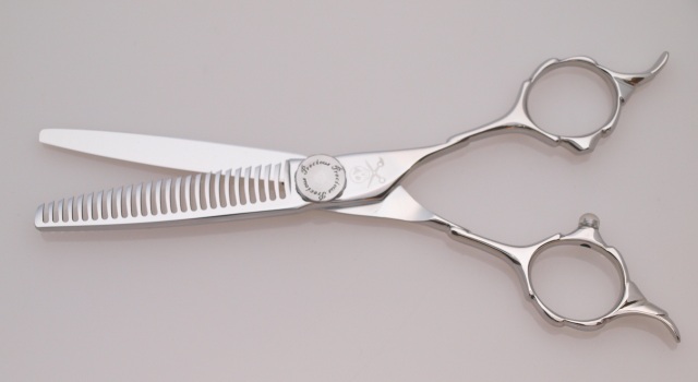 スパスパ気持ち良く切れる理美容師サロン用セニングシザー✨セルフ