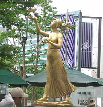 9r03ac 圓鍔勝三作品・大空（基町クレド）