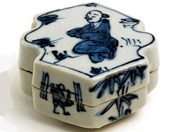 染付 松皮菱香合 型物 呉州染付人物文松皮菱香合 文化遺産オンライン