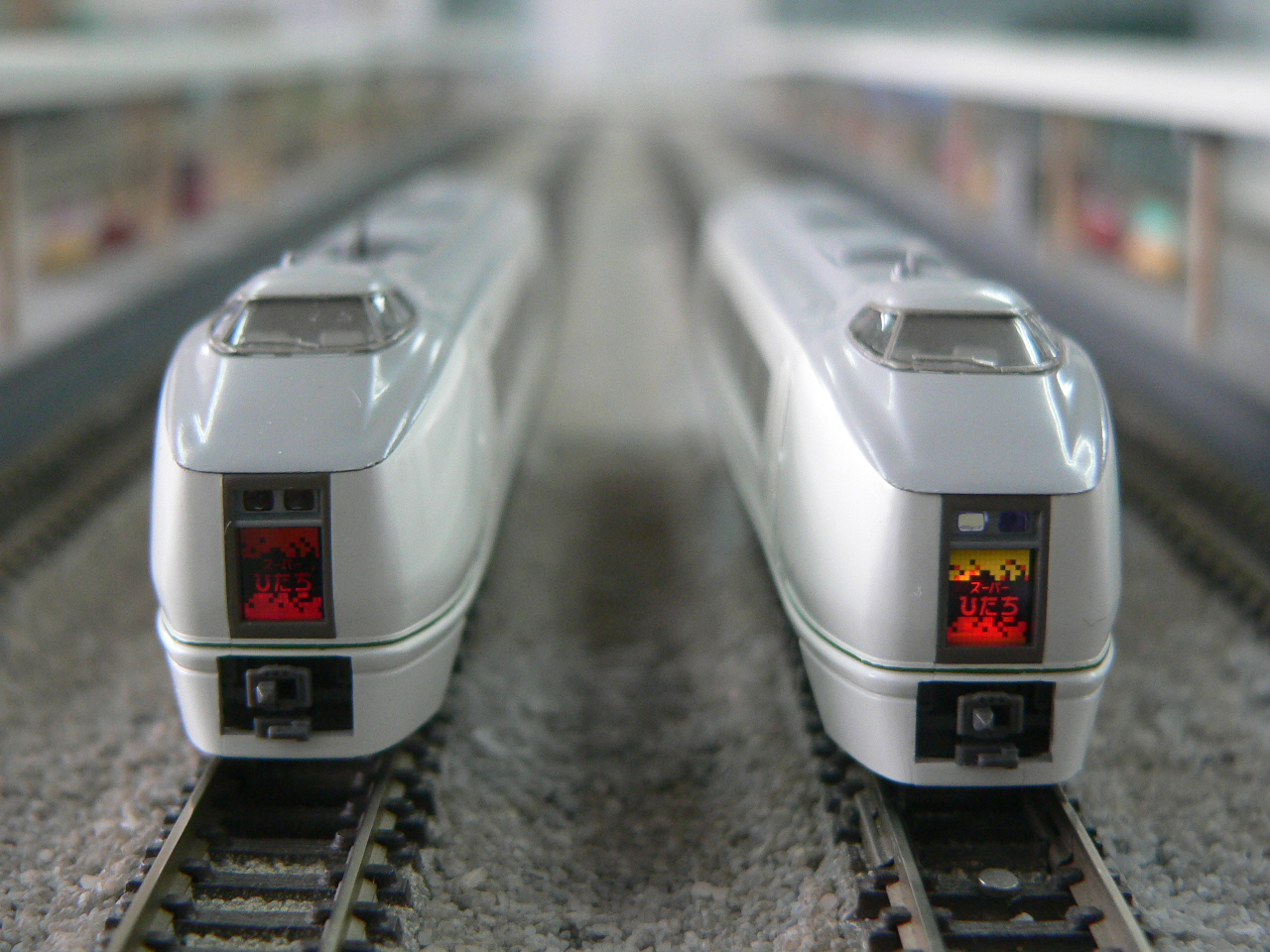 カトーの651系スーパーひたちとE351系スーパーあずさのライト