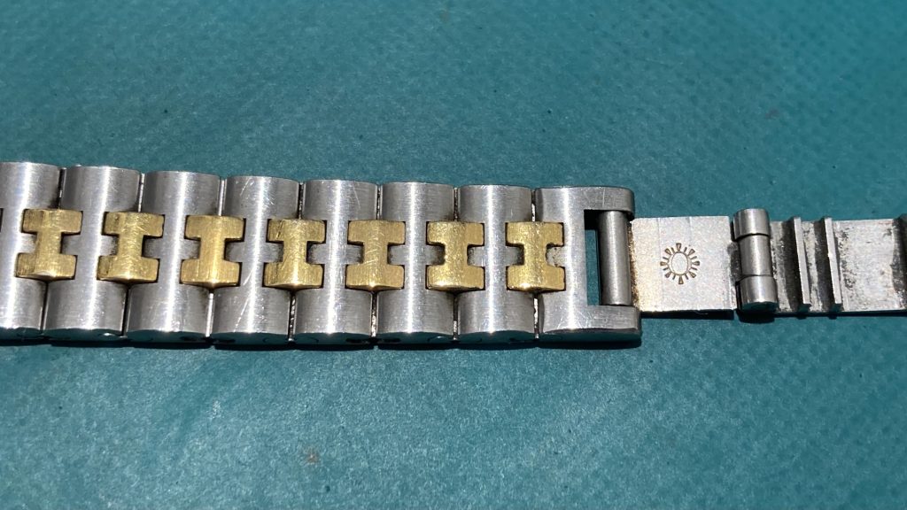 少しベルトの構造の違う HERMES エルメスのサイズ調整