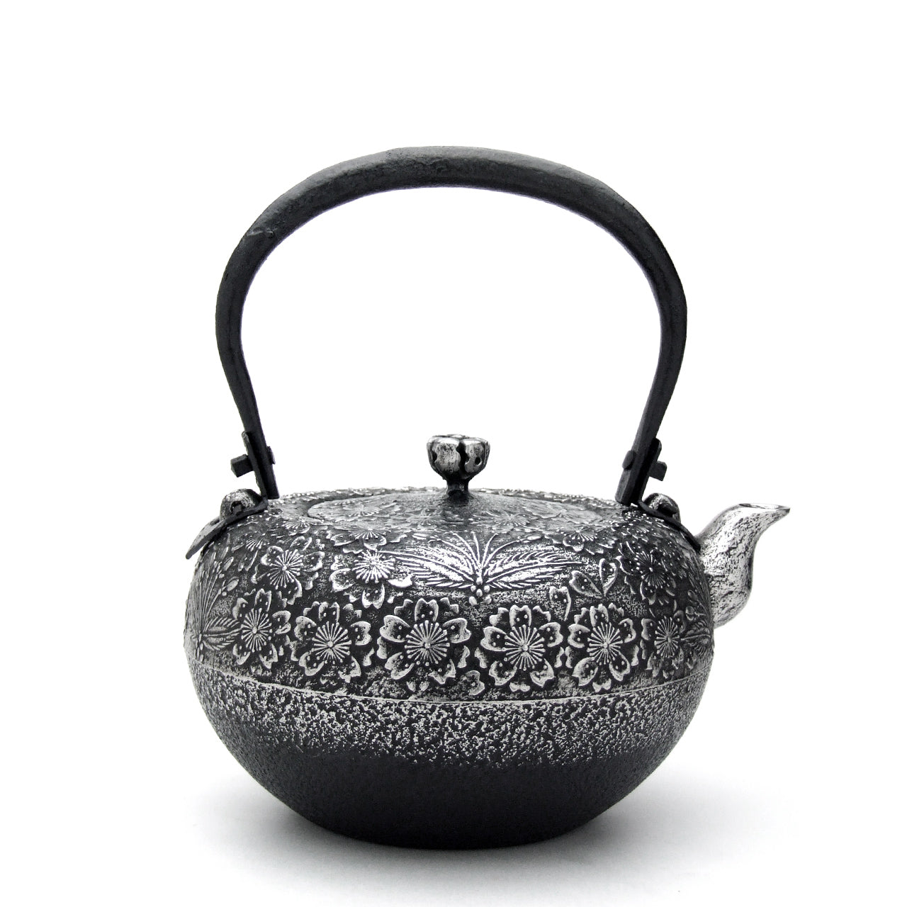 南部鉄瓶｜鉄鉢型（砂鉄）桜 1.4L – 有限会社薫山工房