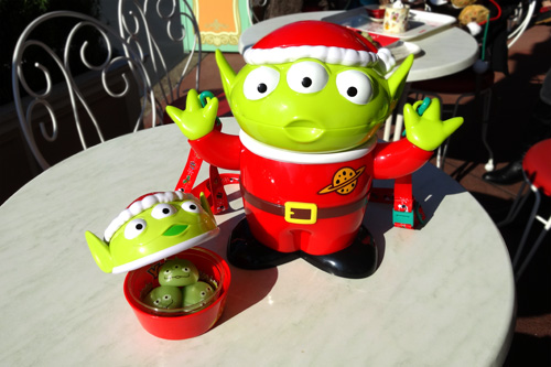 大人気アイテム復活！ サンタ仕様の“リトルグリーンメン”バケットが