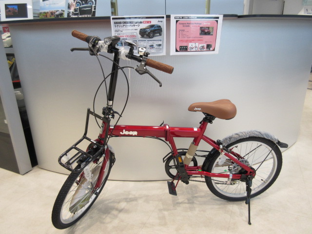 赤い折りたたみ自転車 オフィシャルサイクル renault ルノーの自転車が