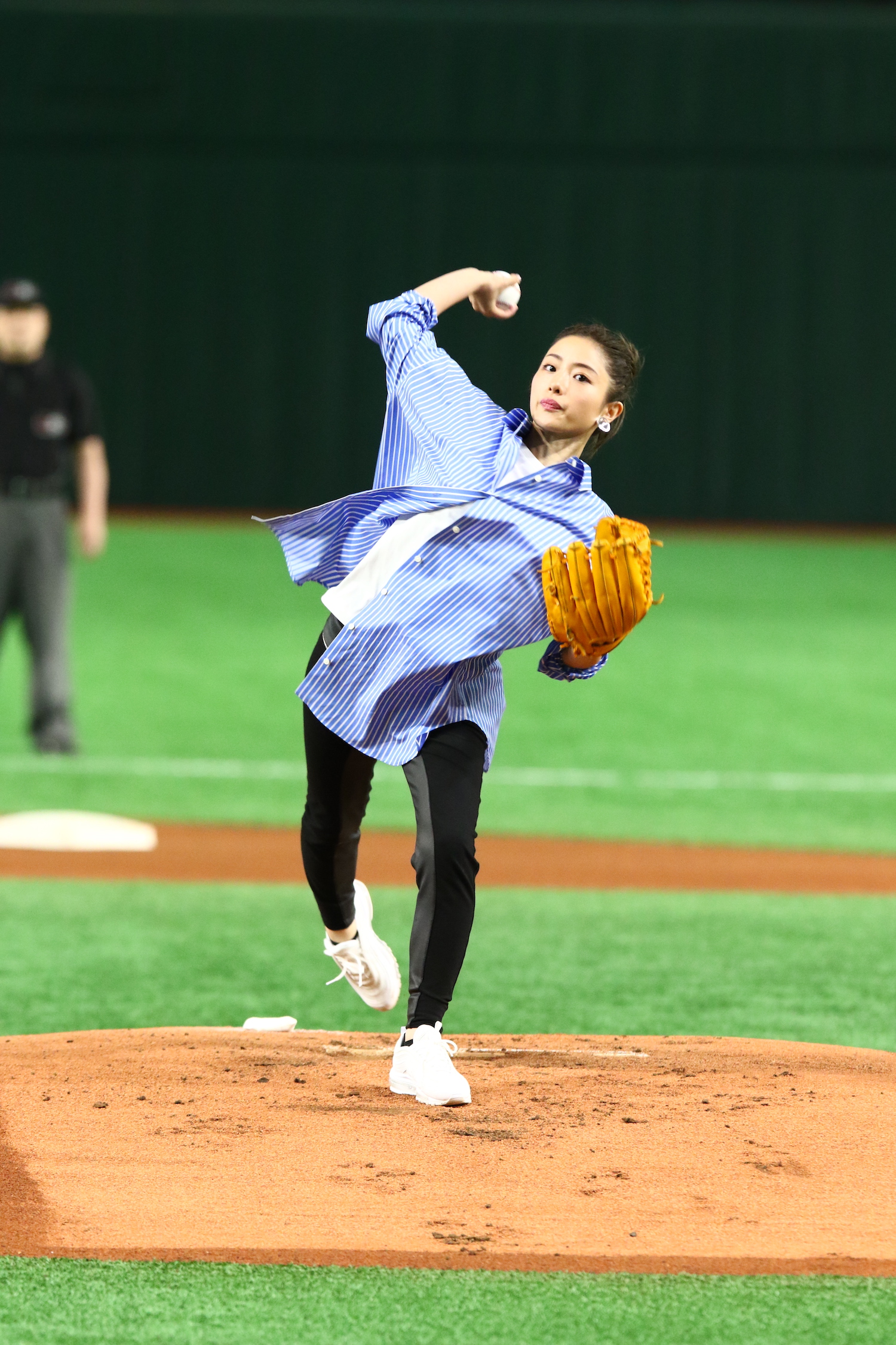 石原さとみ、始球式でノーバン投球披露！「サントリー ドリームマッチ