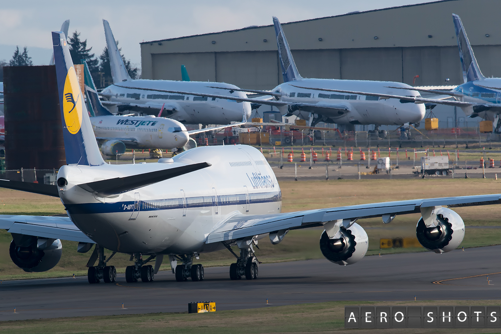 Lufthansa D-ABYT Retro-Jet 747-8i - Aero-Shots