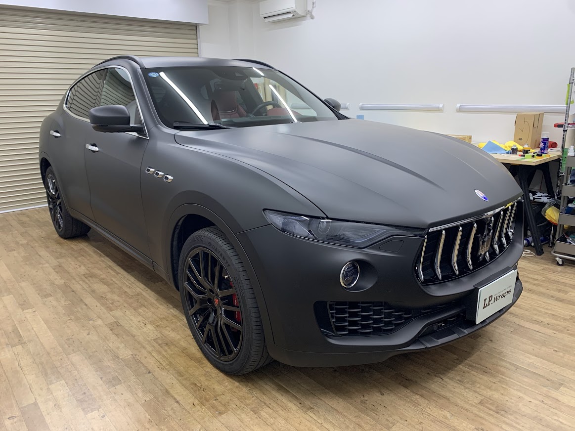 マセラティ レヴァンテ マットブラックとサテンブラックのフル