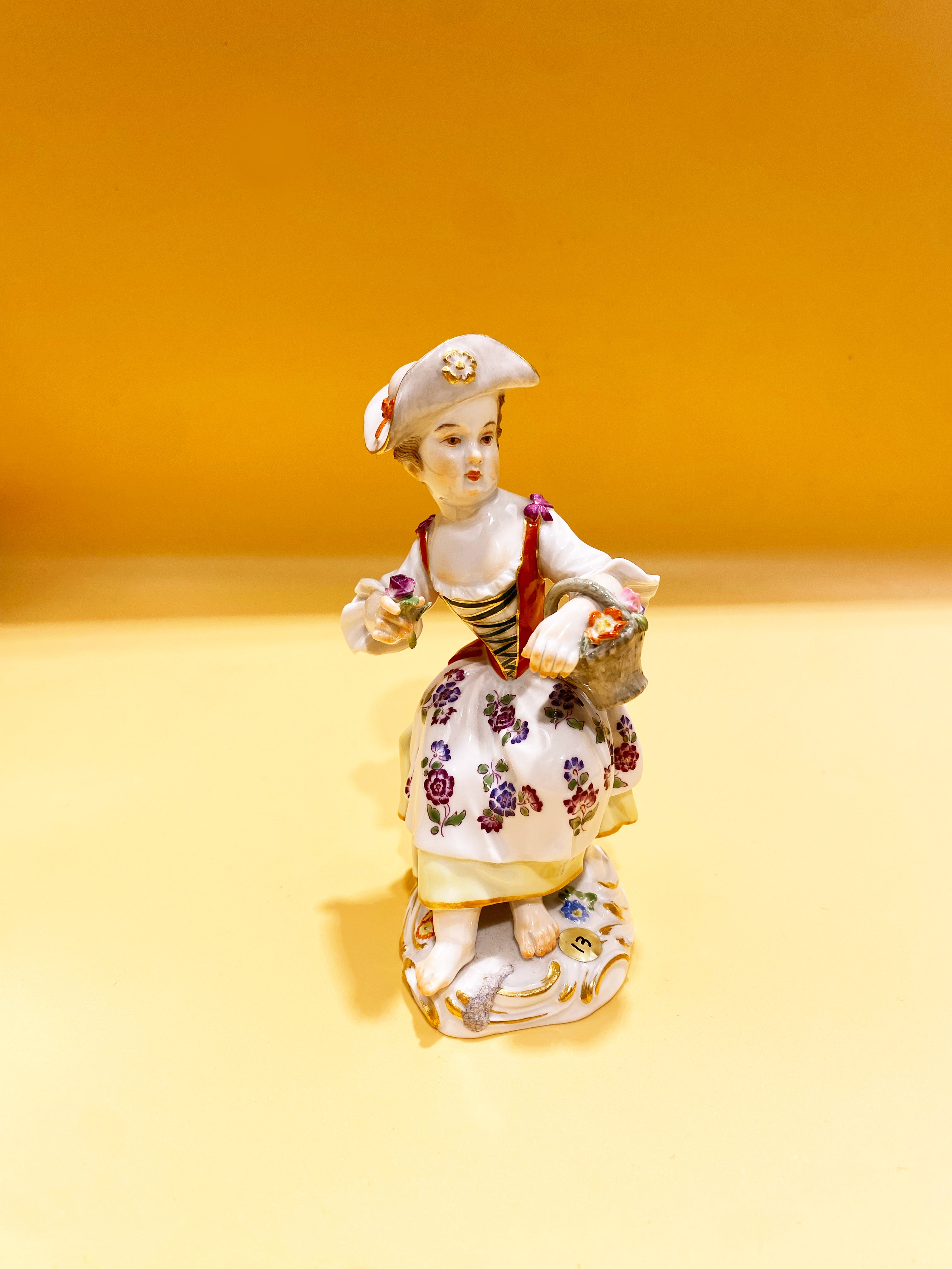 ☆Meissen マイセン フィギュリン 籠を持つ少年 陶器人形 アンティーク