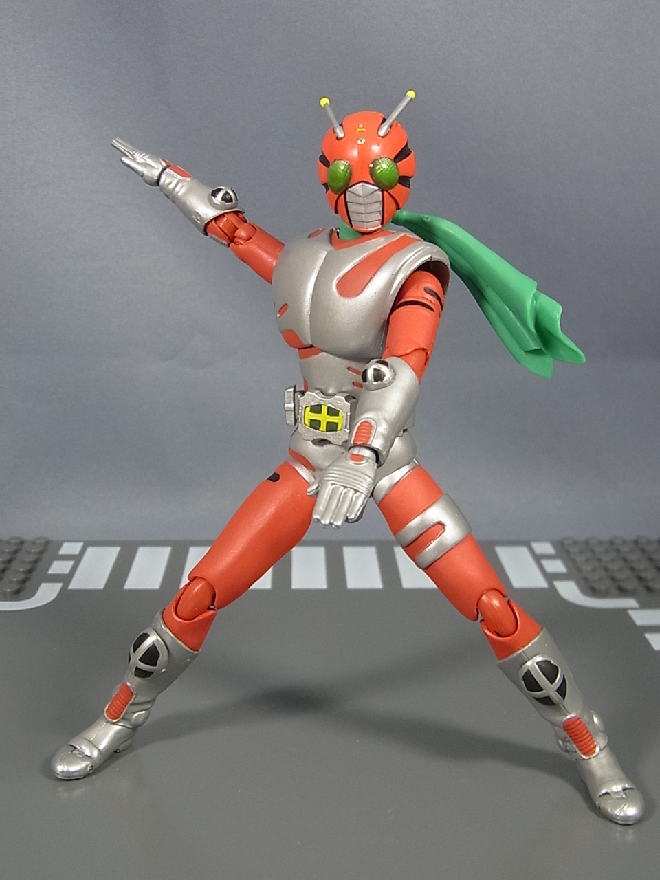 仮面ライダー 可動式フィギュア 武器付き Amazon.co.jp: TAMASHII