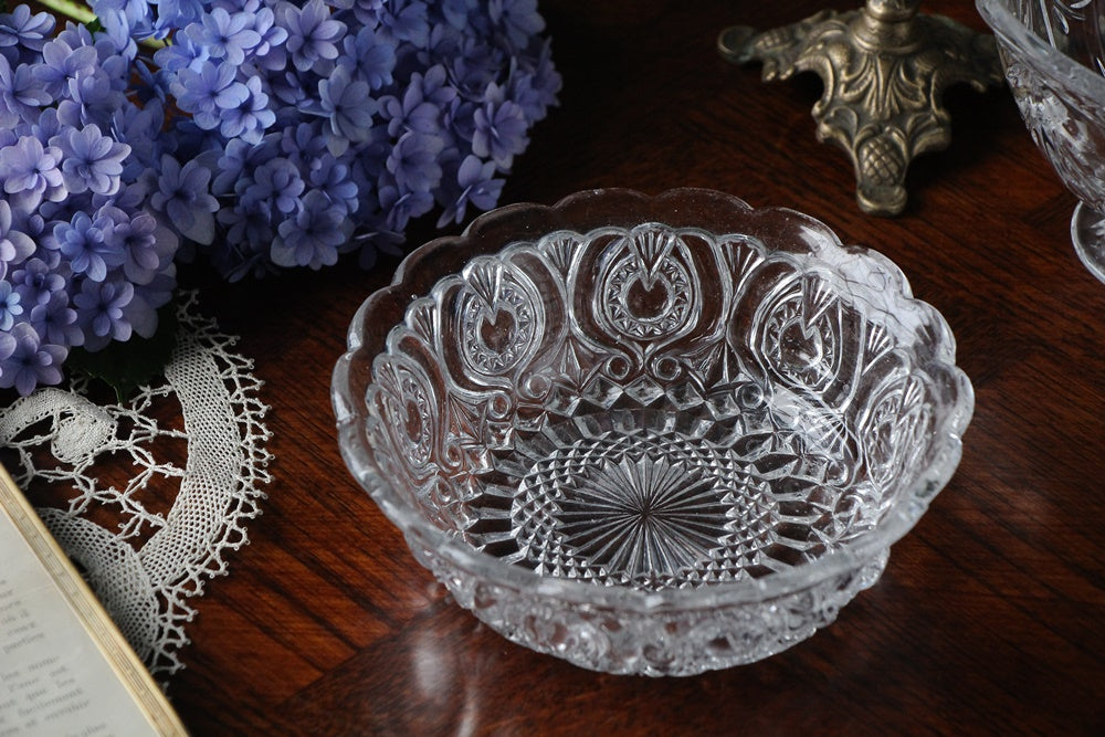 イギリスアンティーク、型押しガラスの変形鉢 イギリスアンティーク
