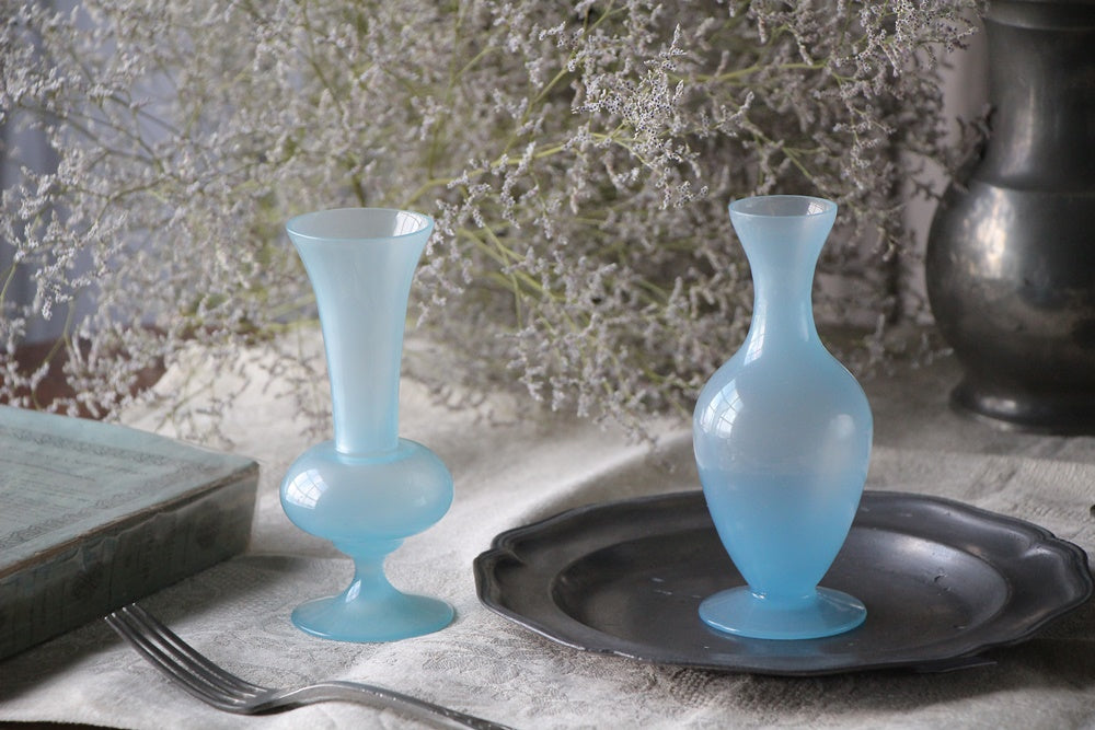 フランスアンティーク オパリンガラス フリルの花瓶 一輪挿し グラス