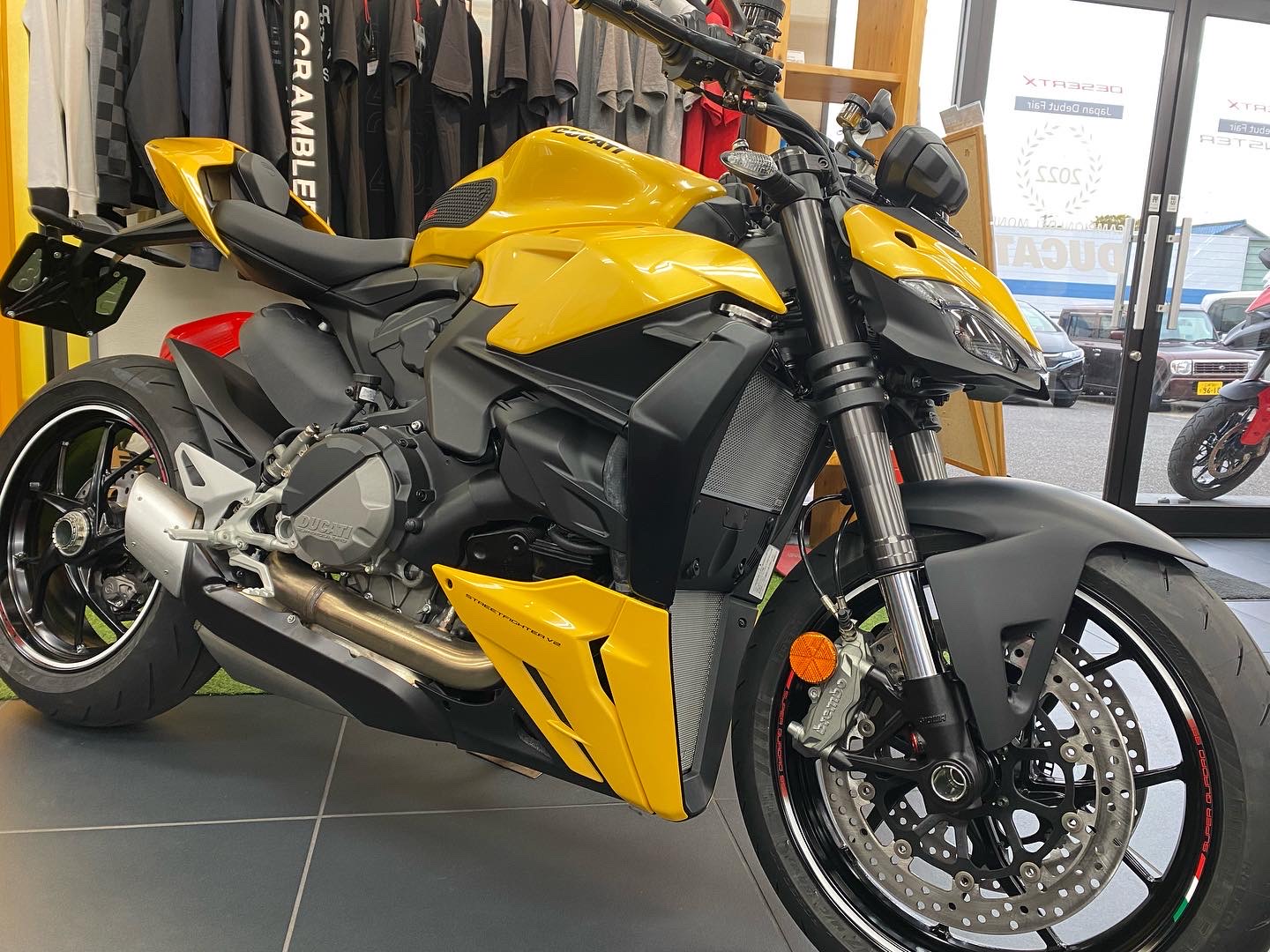 StreetfighterV2を848モデルカラーベース イエローへ | DUCATI OKAZAKI