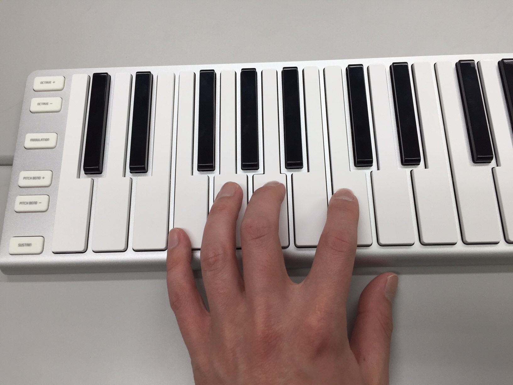 オプションでショルダーも可能｜CME、Bluetooth対応のMIDIキーボード