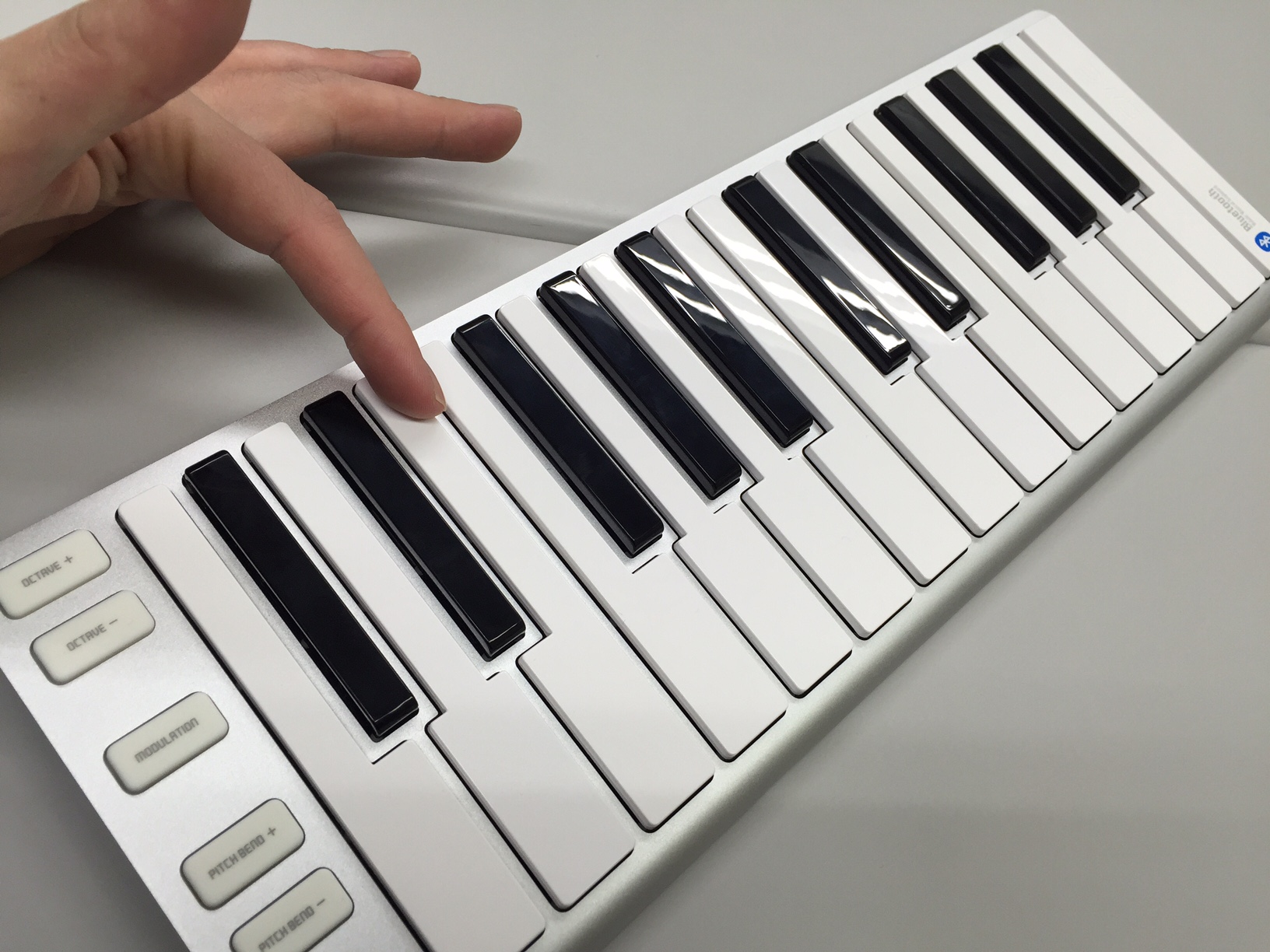 オプションでショルダーも可能｜CME、Bluetooth対応のMIDIキーボード