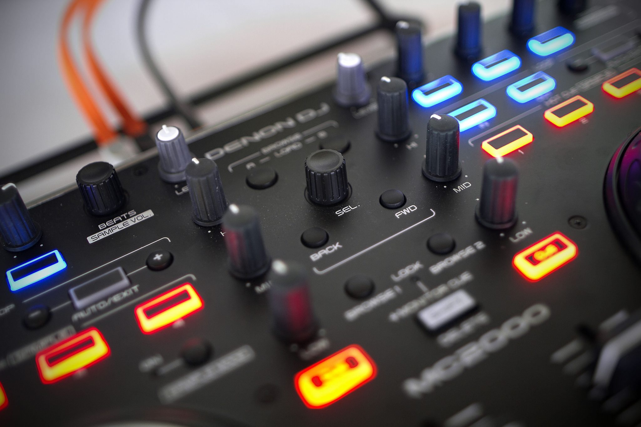 REVIEW: Denon DJ MC2000 DJ Controller – DJWORX