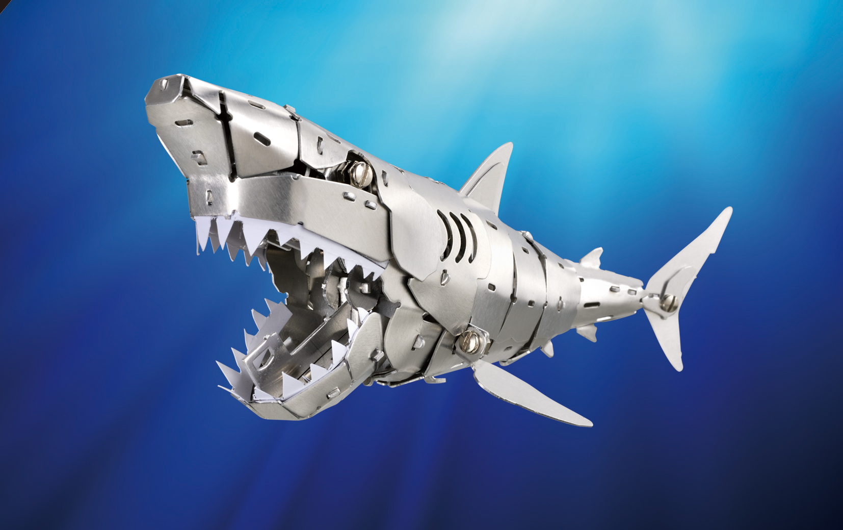 世界最大の肉食ザメを、金属パーツで再現! 一瞬で牙をむくメタル危険