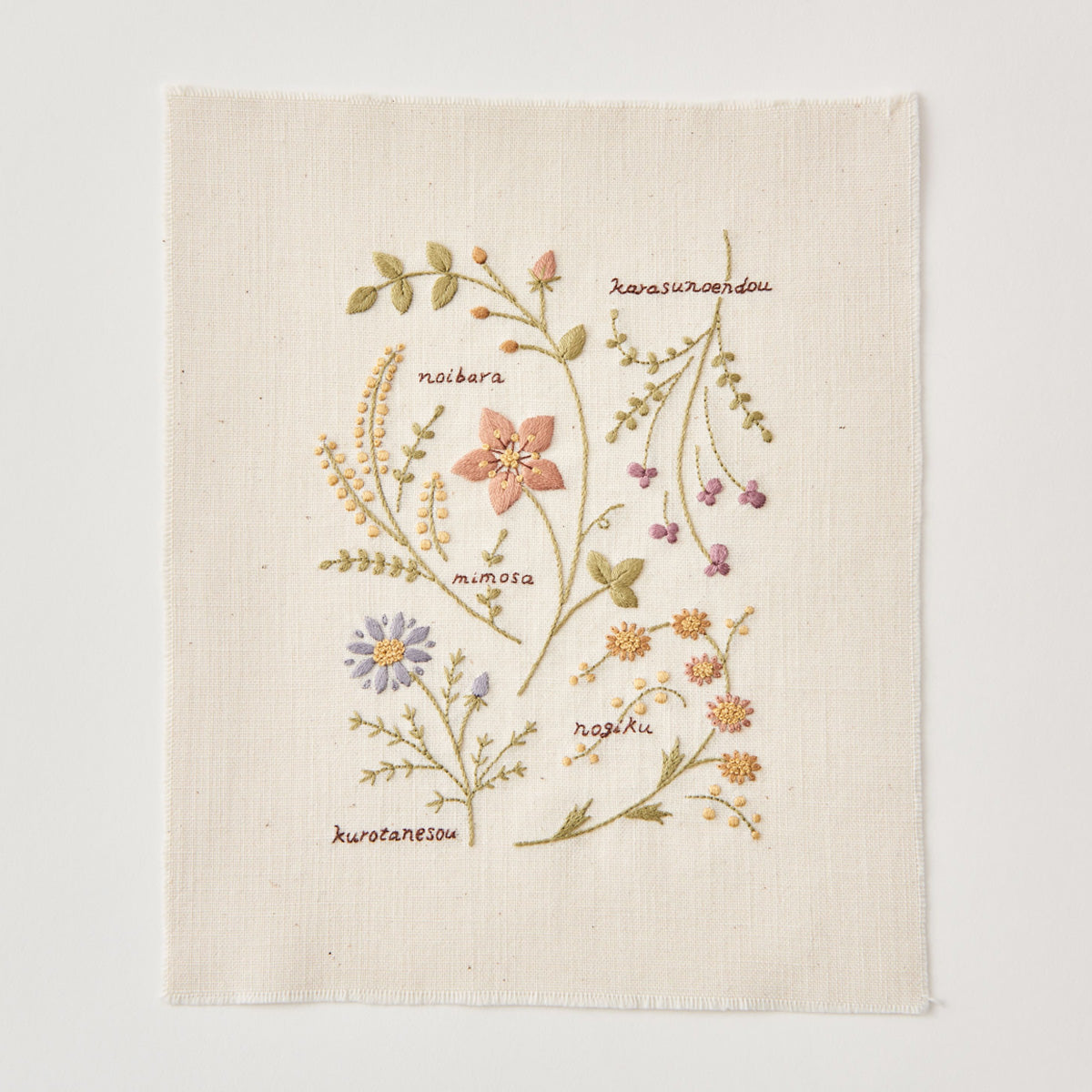 刺繍プリントクロスキット 小さな花図鑑 アイボリー/ COSMO – Craftie