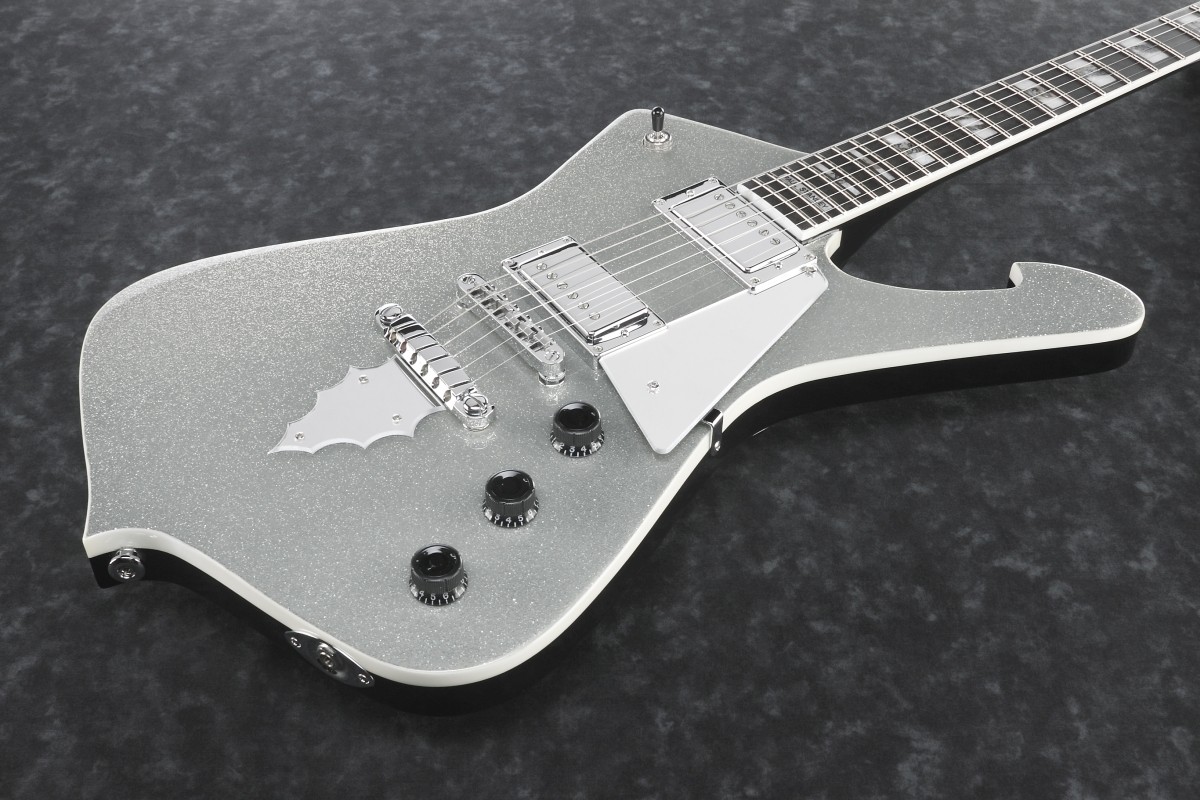 Ibanezからシルバー・スパークルをまとったポール・スタンレー（KISS