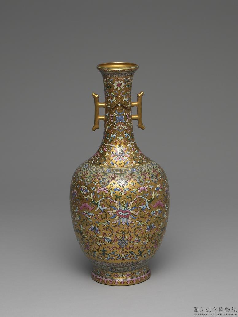 清乾隆窯粉彩金地花卉戟耳瓶-數位典藏與學習聯合目錄(1885426)