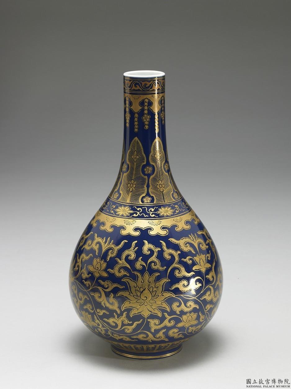 清乾隆磁胎洋彩金番花藍地膽瓶