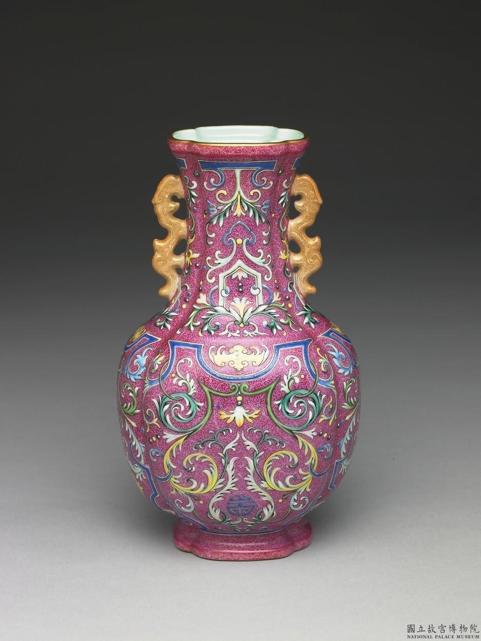 乾隆帝の注瓶 康熙年製 】 紅地慈姑形 琺瑯彩獅子文 造辨処作品 乾隆帝