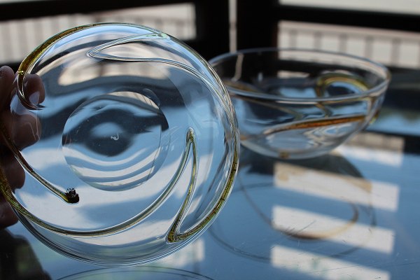 ガラス工芸 荒木良忠作 玻璃彫刻 金赤楓はがさね文皿 共布共箱 C 9197