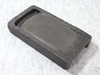 中国馬形古硯 】 四字成語「龍馬精神」刻 澄泥