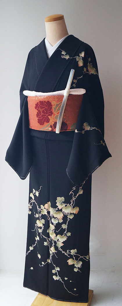 袷】黒地 葡萄蔦文 縮緬訪問着 と 桝屋高尾謹製 椿と牡丹文 ふくろ帯