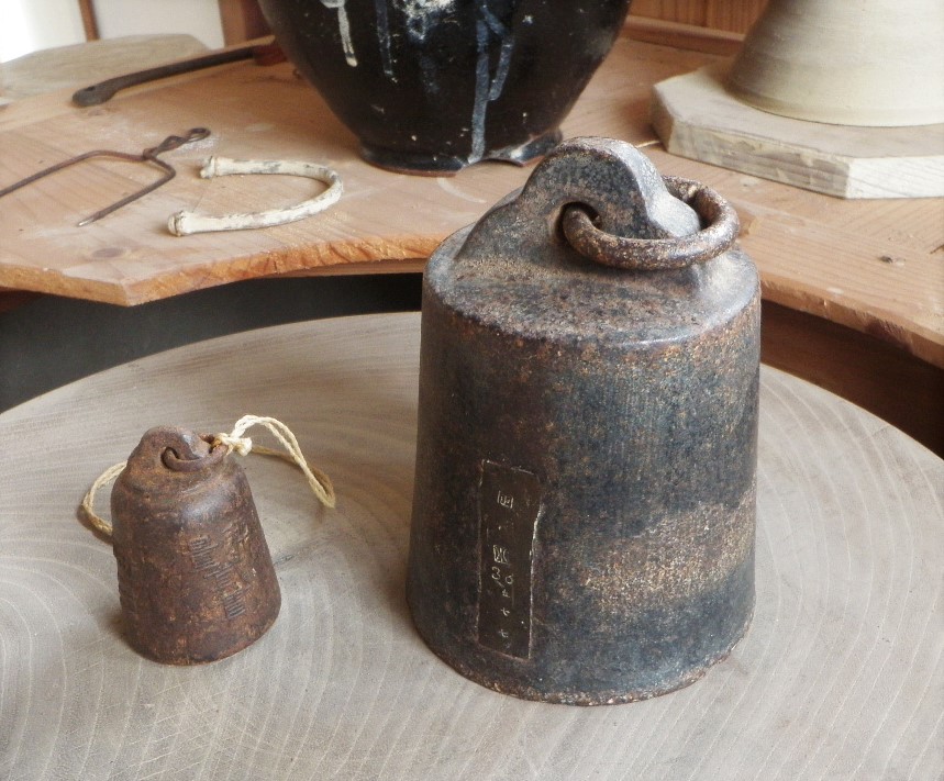 朝鮮古美術 李朝白磁 染付草文 八角面取壷