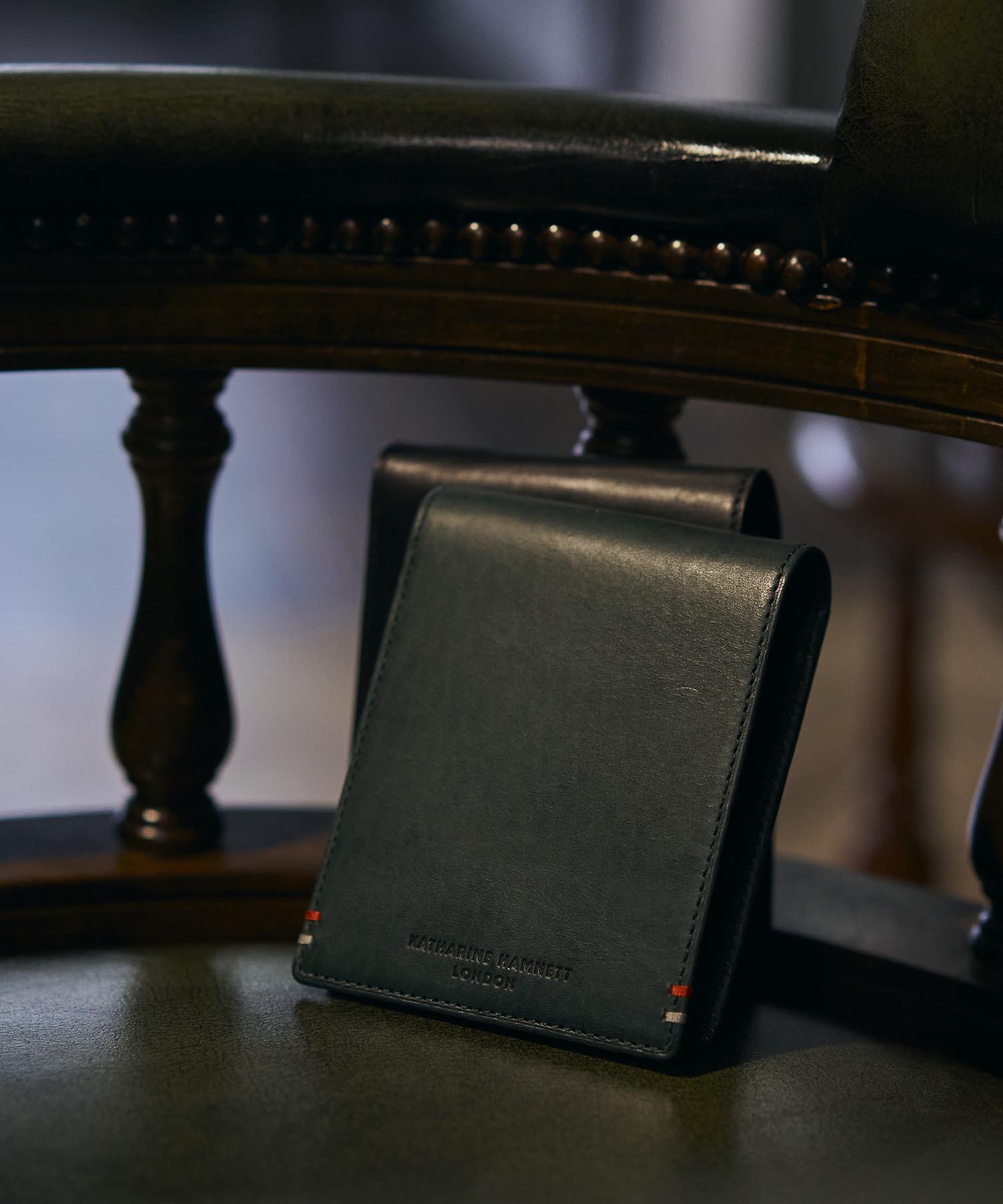 KATHARINE HAMNETT LONDON】VEGA 縦型二つ折り財布 (490-52102)