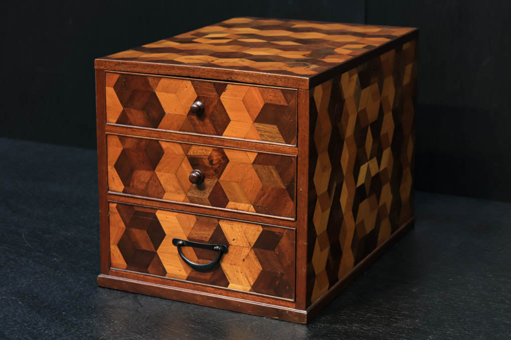 温かみのある彩りをした寄木細工の小引き出し DC2614 – 古福庵
