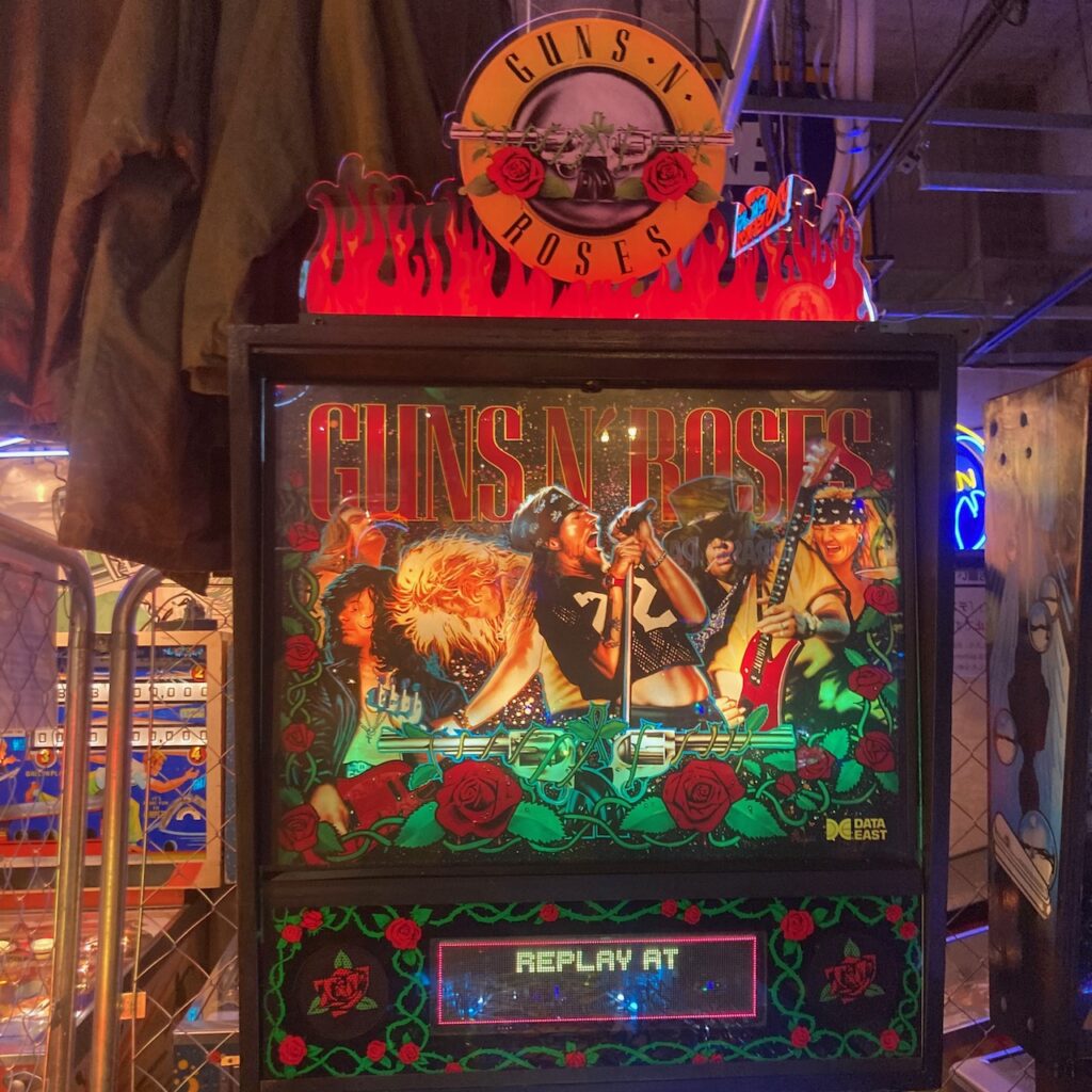 ガンズ ＆ ローゼズ ピンボールマシン絵ガラス スラッシュが共同設計