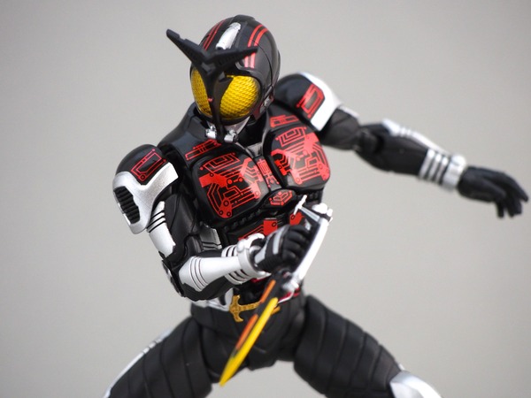 S.H.Figuarts（真骨彫製法）仮面ライダーダークカブト ライダー