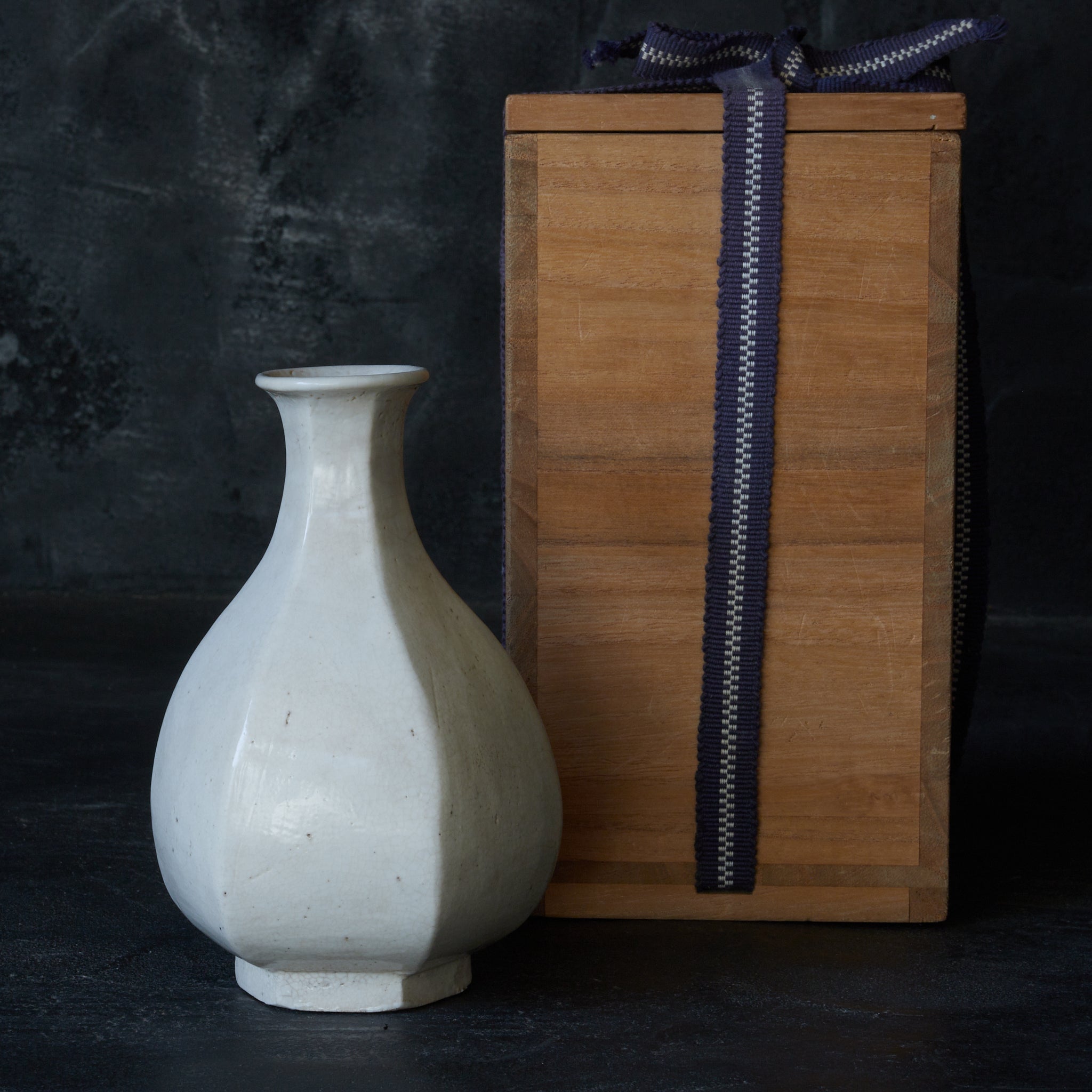 李朝：両班の化粧箱 C0004561 李朝 染付花蝶文壷 約525.0g