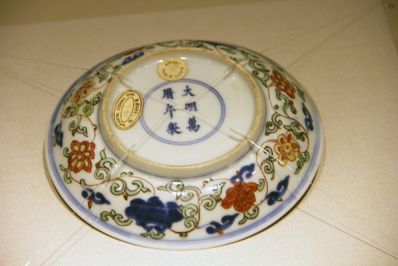 中国古美術/五彩纏枝賢人龍紋隻耳四方大瓶(款:大明万暦年製)