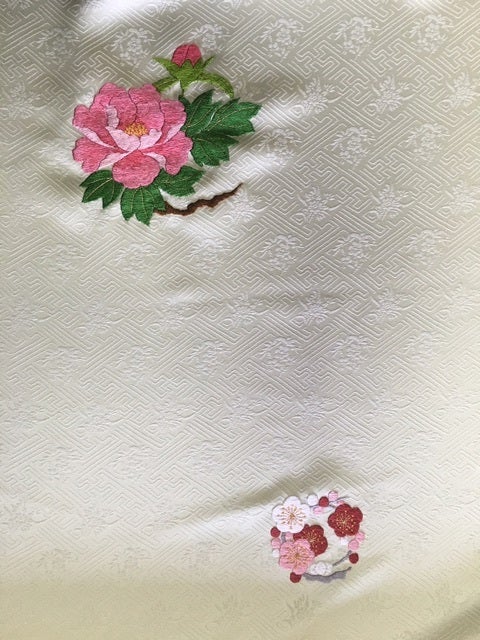 牡丹の花々の刺繍