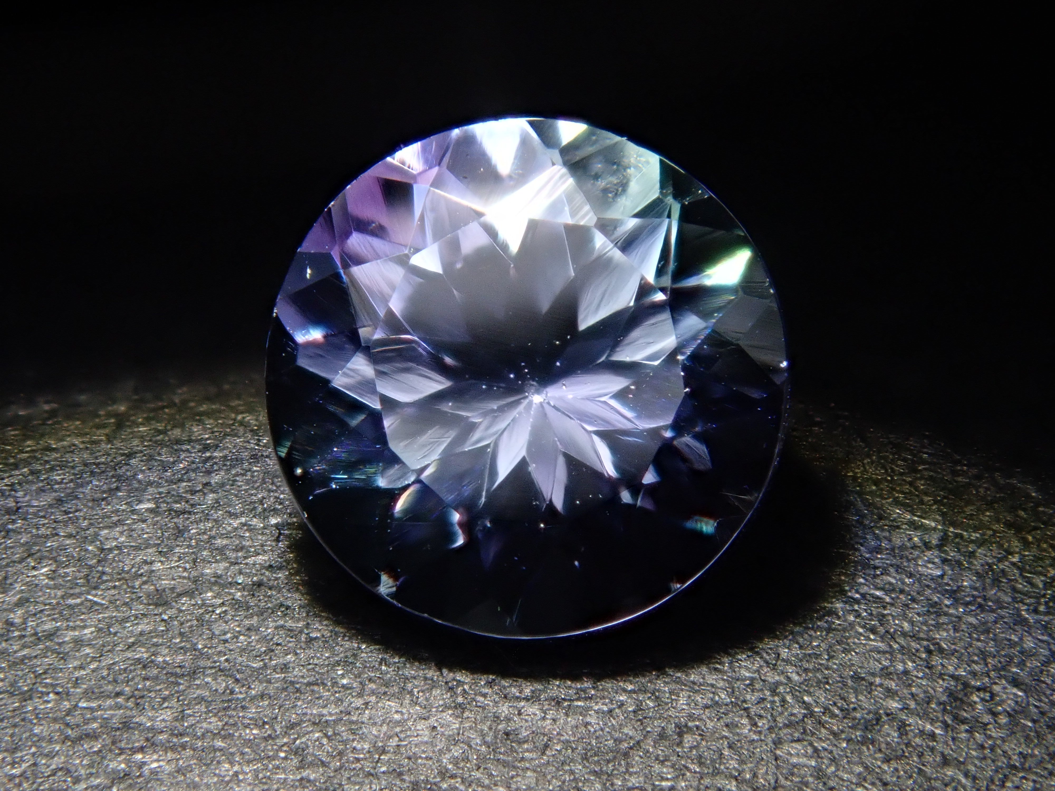 タンザニア/メレラニ鉱山】チューブインクルージョン入りタンザナイト