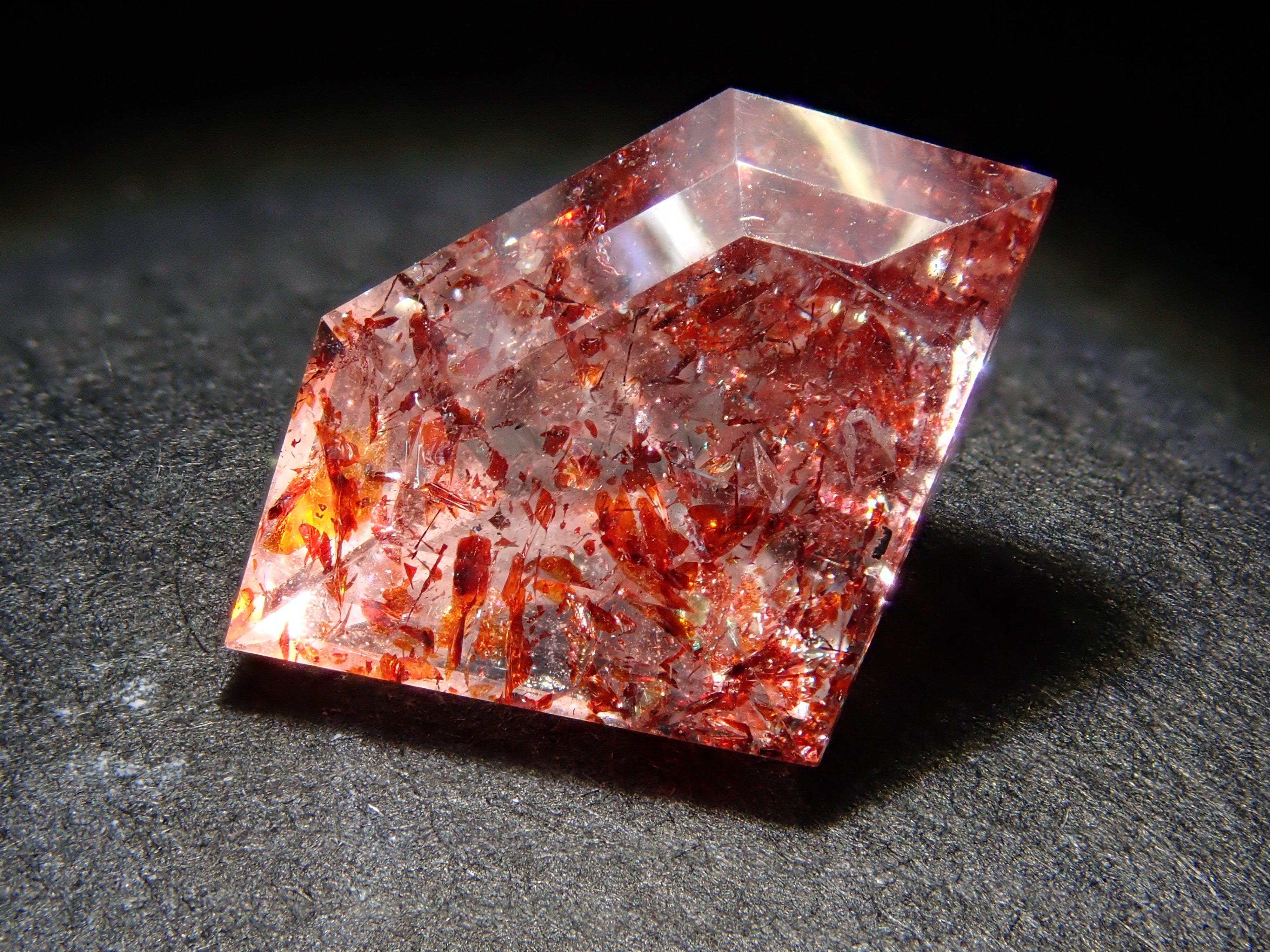 レピドクロサイトインクォーツ (虹色サンストーン入り) 天然石 レピ