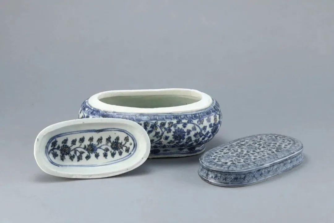 青磁 壺 【作者】金 一 坤 青磁 壺 【作者】金 一 坤