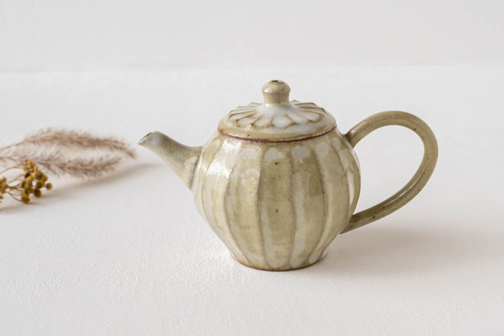 究極の美◾️蔵から白い釉薬がぼこぼこしたかなり凄そうな抹茶茶碗が出