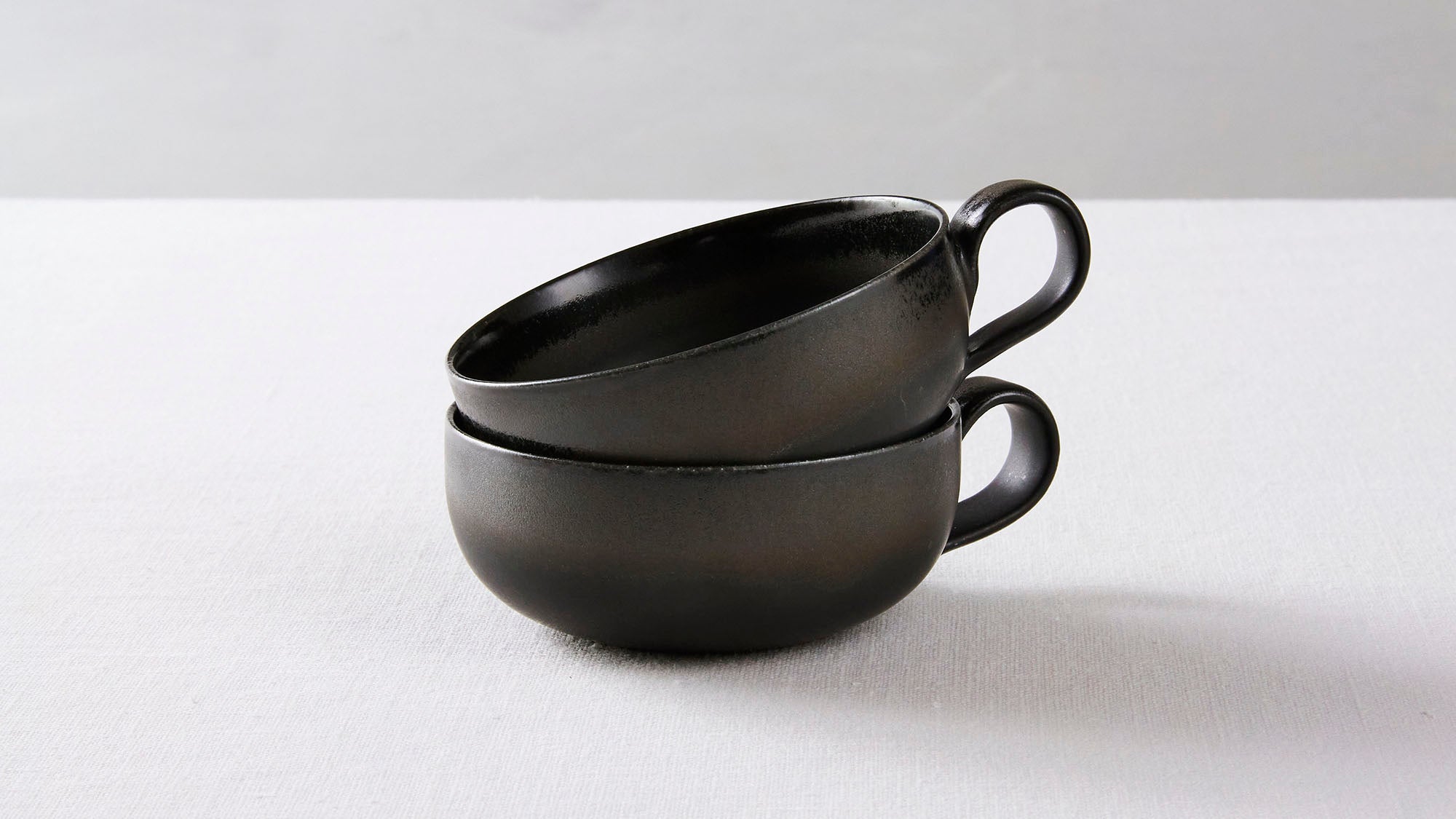 2色の黒がそれぞれの“好き”に寄り添う。作山窯「ティーカップ Youhen