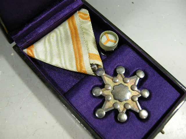 勲章 勲八等瑞宝章 略章・共箱 – smileantiques