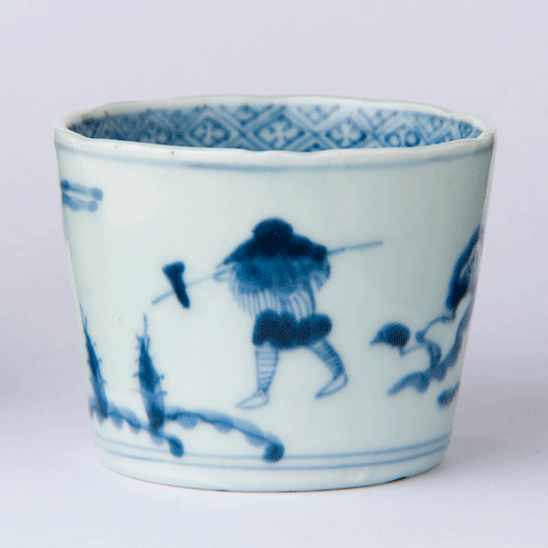 18世紀後半の色絵蕎麦猪口2点（龍・雲・宝珠文／亀甲・人物・風景