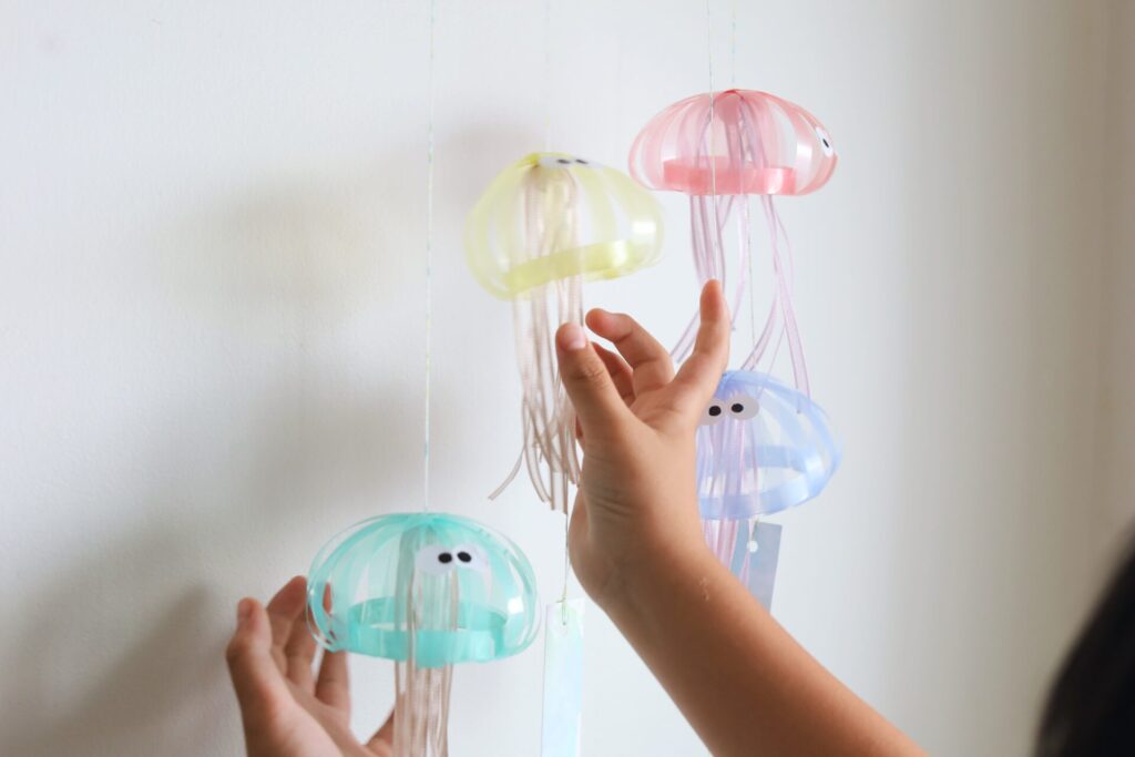 夏休み工作に！クリアファイルを使って作れるクラゲ風鈴づくり | つづる