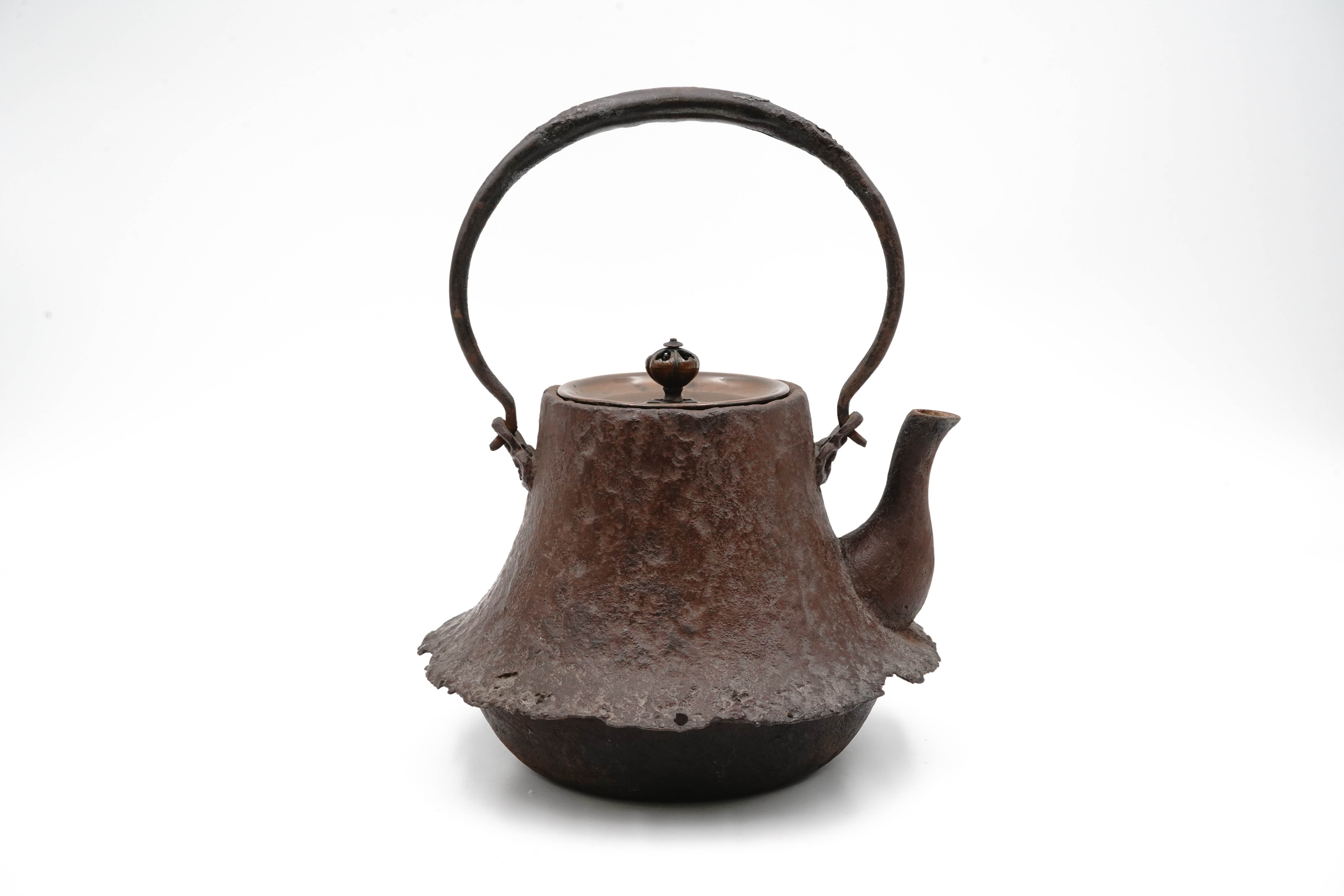 First generation Shunsai Hata Fuji-shaped Odari iron kettle