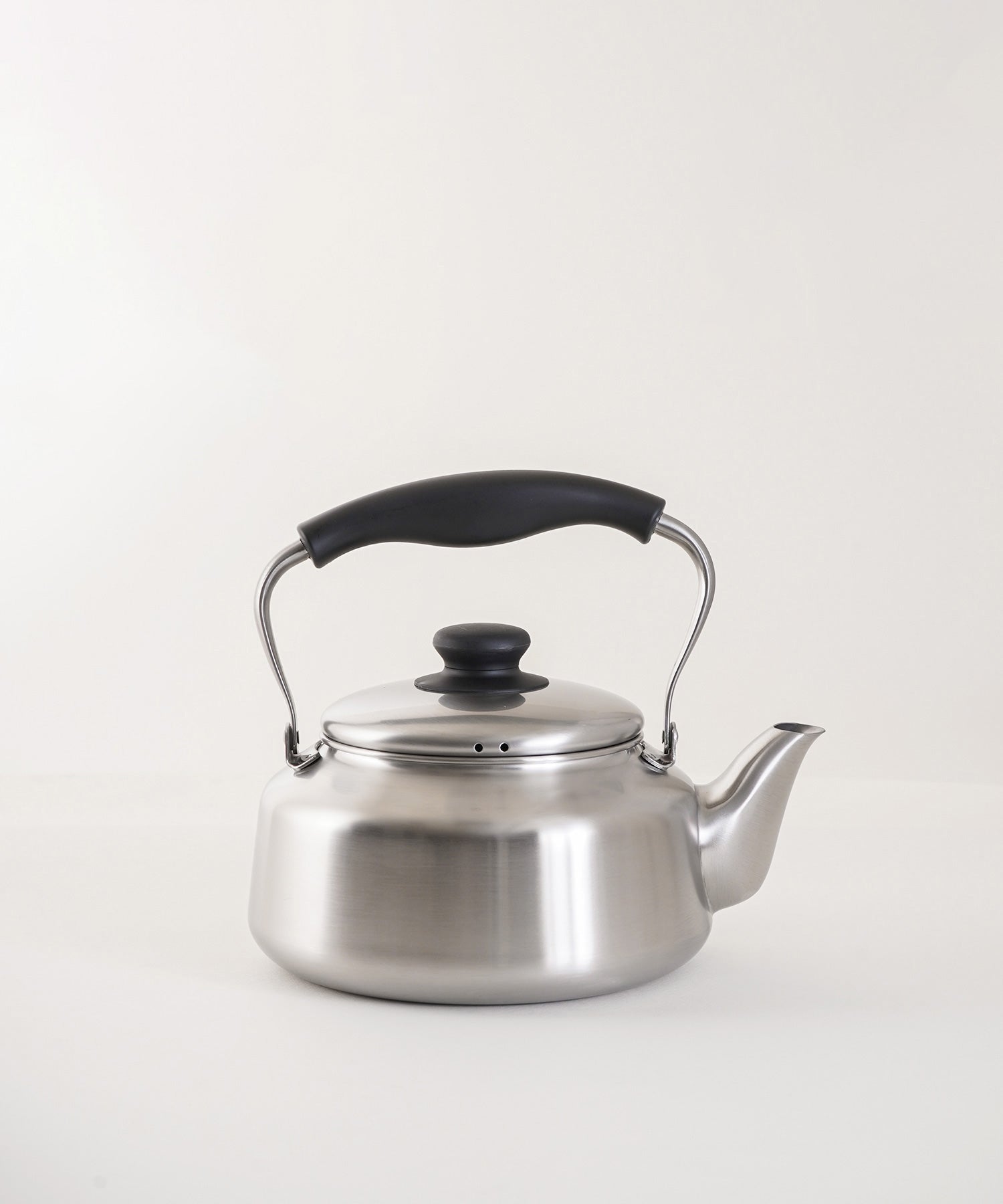柳宗理 / ステンレスケトル 2.5L つや消し｜清潔感と耐久性を兼ね備え
