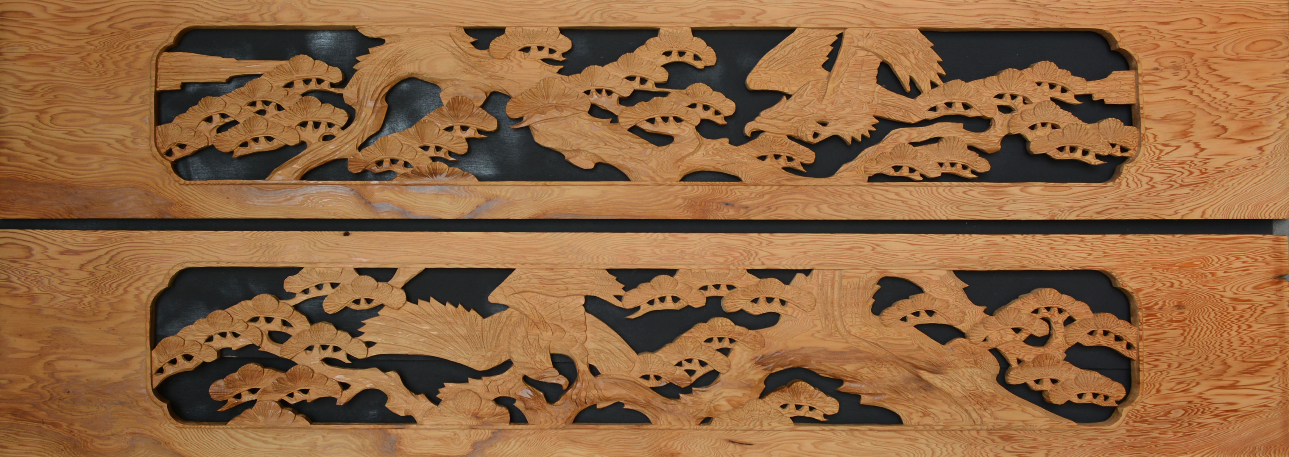 彫刻欄間の高原銘木店 ＞ 400-499 ＞ 0427 松に鷹 6尺×1尺×0.8寸 並彫