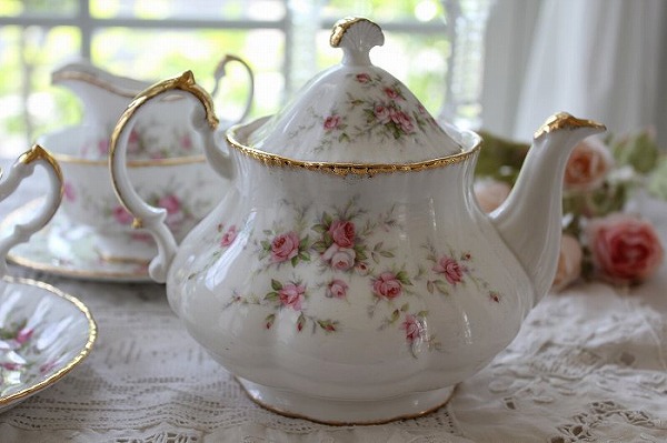 イギリスアンティーク パラゴン”Victoriana Rose” レア ティーポット