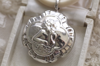 頬杖天使のベビーラトル シルバープレート ボーンハンドル フランス