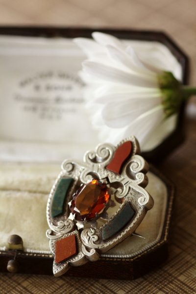 s0922 シカの銀製ブローチ ラインストーン、スターリングシルバー 英国